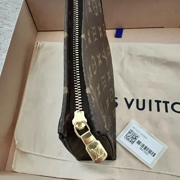 Brand new Authentic Louis Vuitton toiletry pouch 26 - Picture 6 of 8